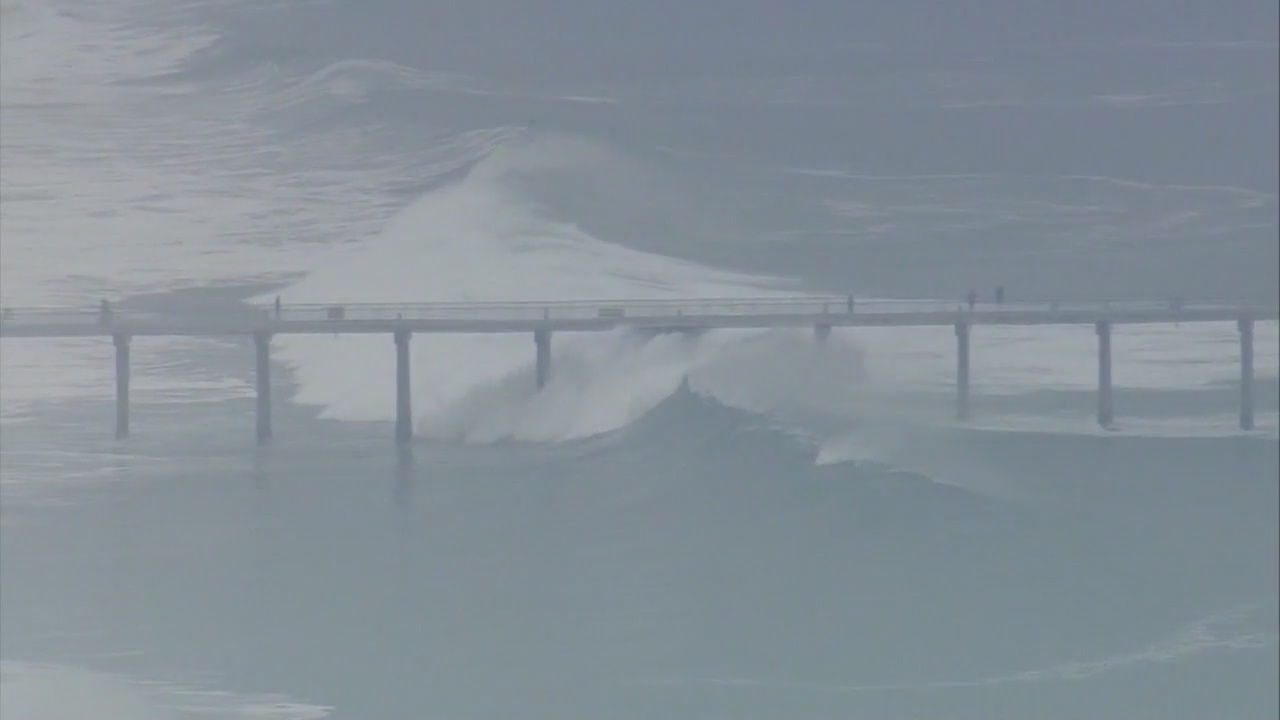 Big surf damages Ventura Pier