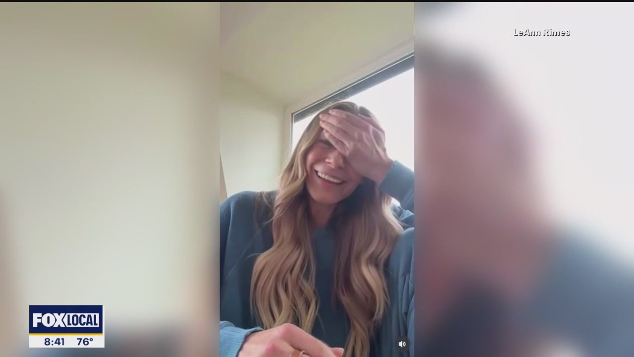 Country singer's teeth fall out on stage