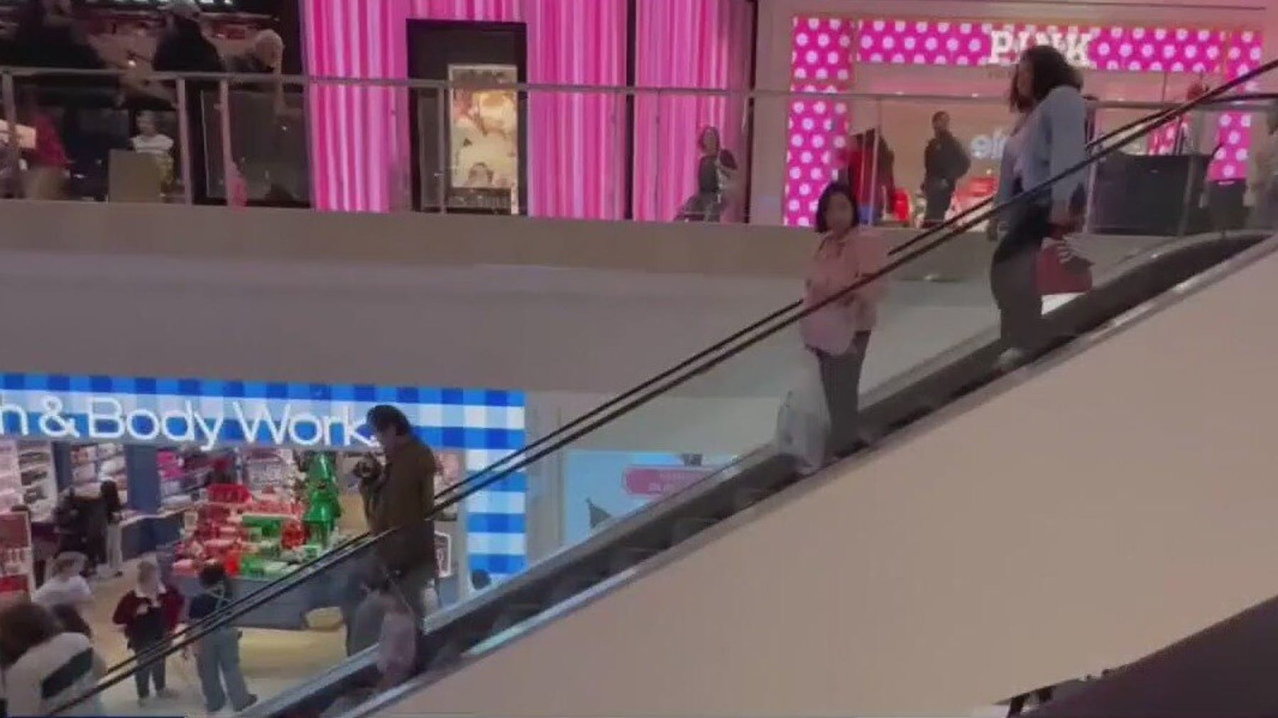 Holiday shopping under pressure: tariffs and holiday prices