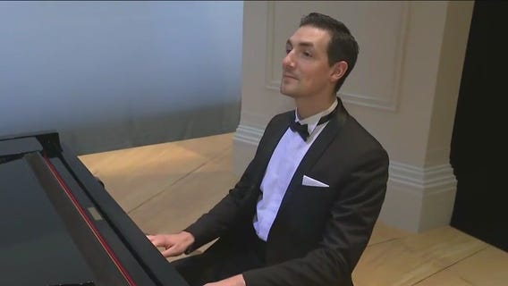 2 Pianos 4 Hands: Comedic musical adventure through duo's piano-playing dreams