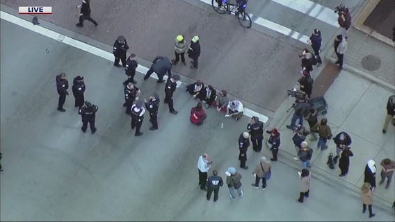 Chicago protesters block traffic, demand ceasefire in Israel