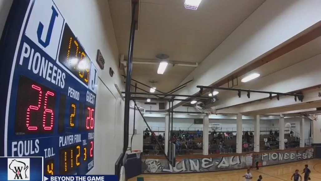 Milwaukee Juneau Pioneers basketball, freshman lead comeback