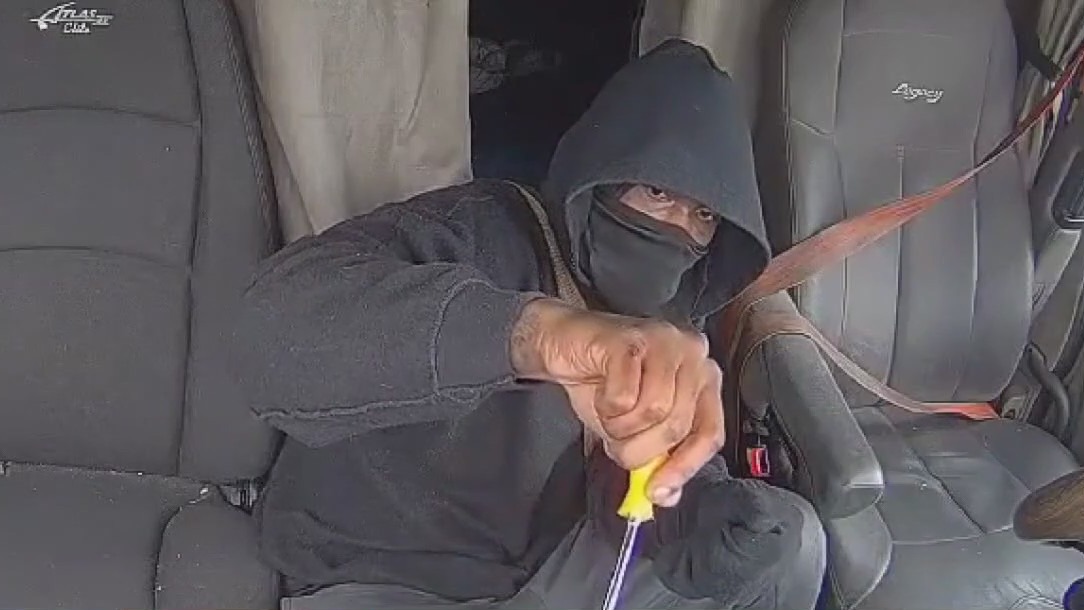 Houston crime: Video shows suspect steal computer module from truck