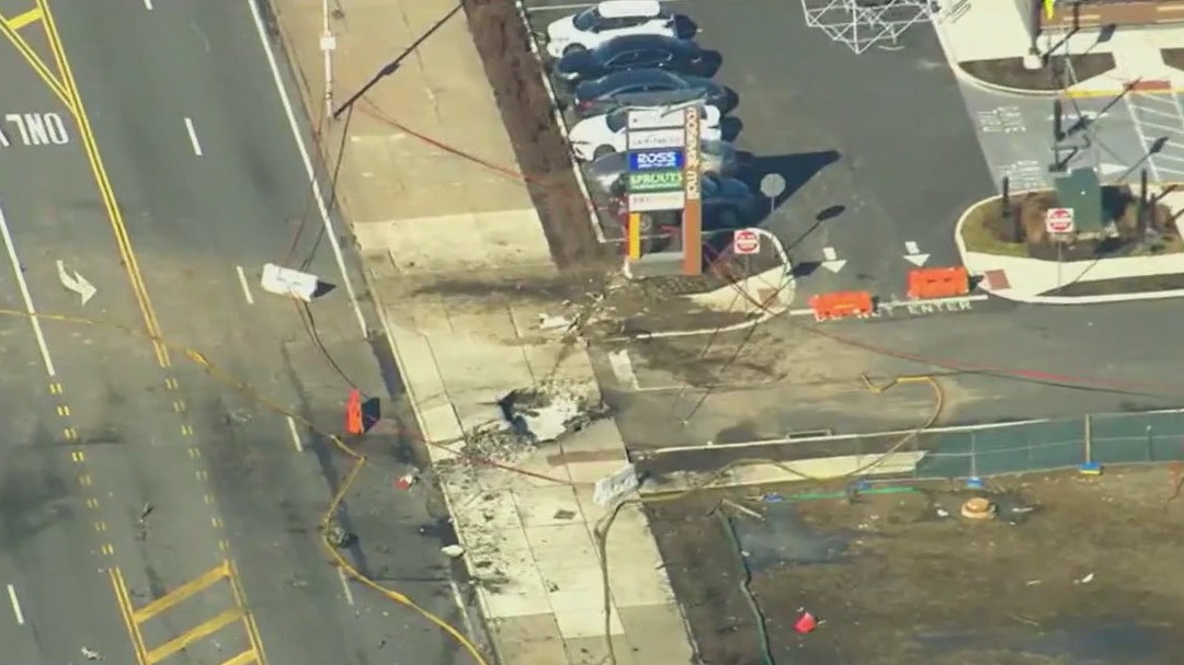 Medevac plane crashes in Philadelphia, 7 dead