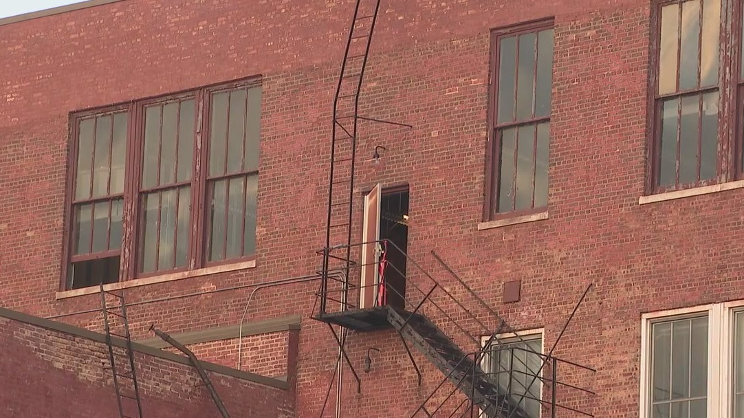Man shot by Chicago cop after climbing fire escape to break into police facility: officials