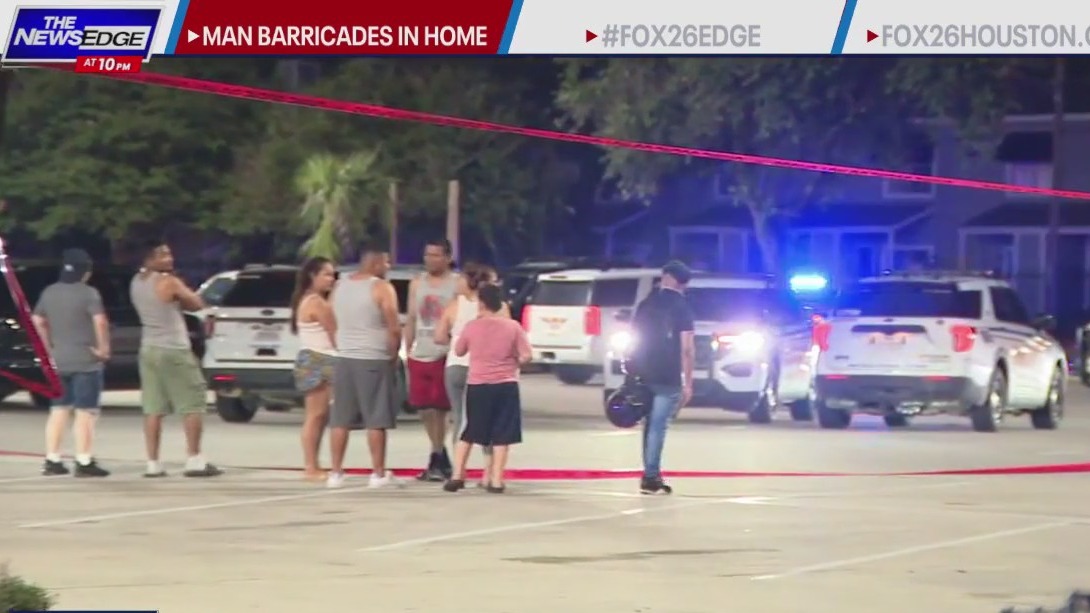 Man in custody after barricading inside apartment