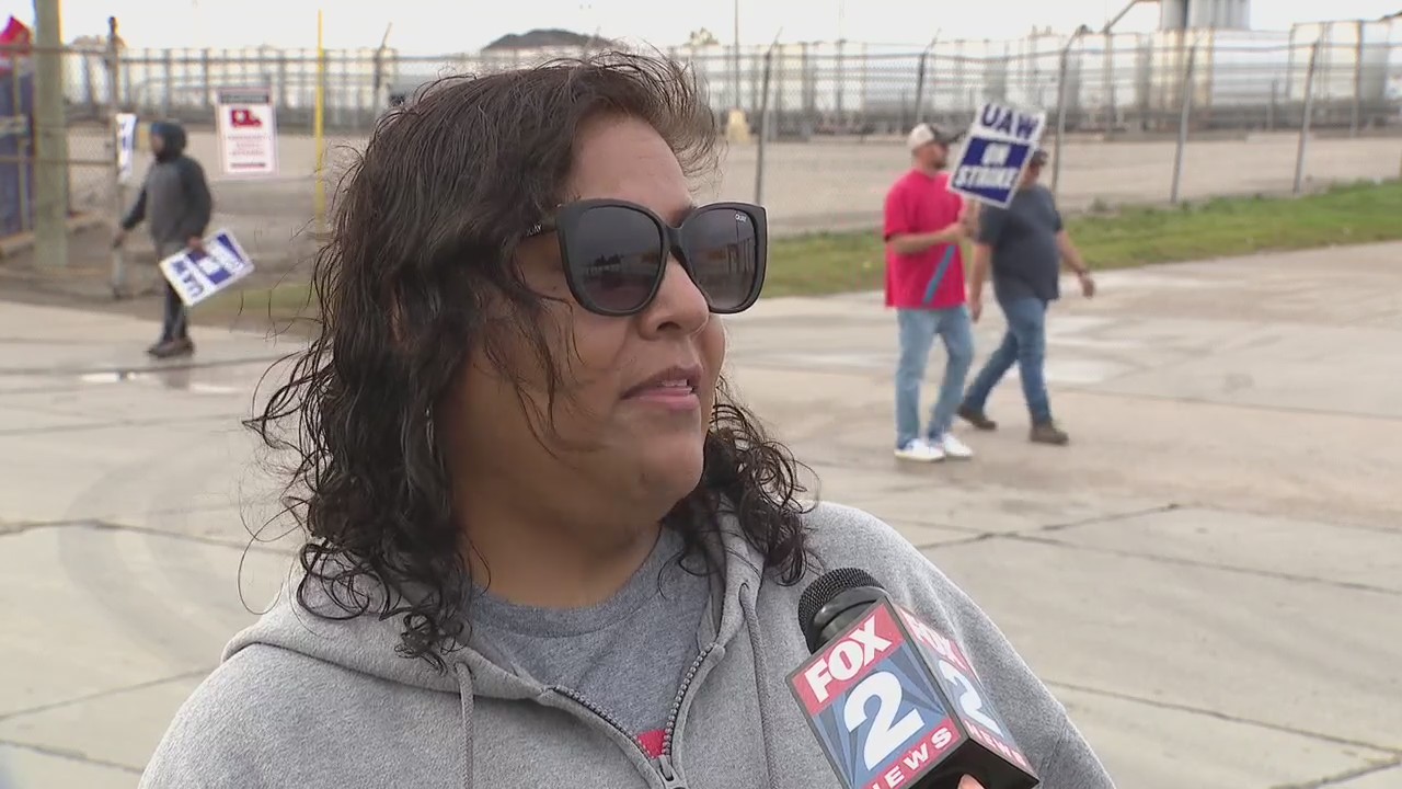 Stellantis and GM workers optimistically wait following Ford-UAW tentative agreement