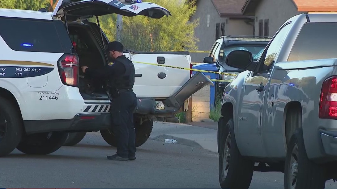Wife, husband shot in central Phoenix home in barricade situation