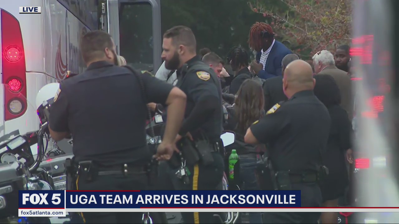 A somber UGA team arrives in Jacksonville