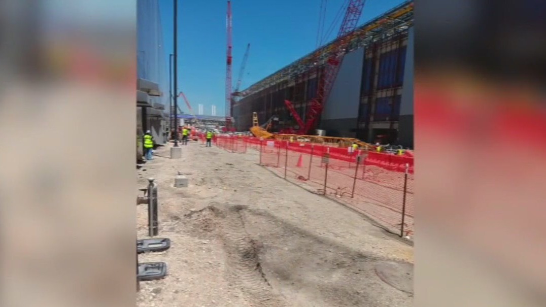 Crane collapses in Taylor