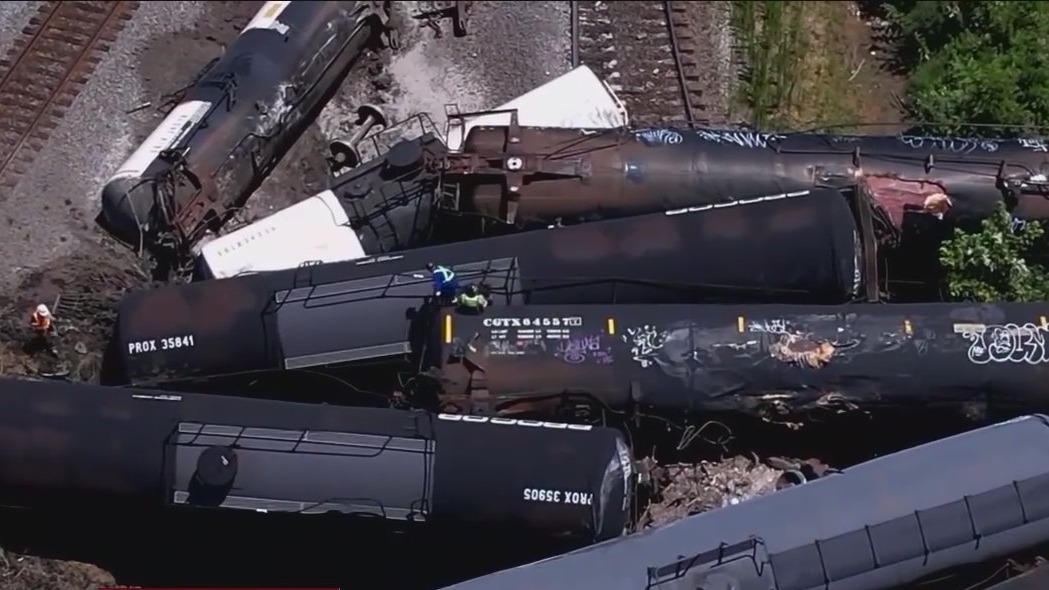 Freight train derails in Chicago suburb, what we know