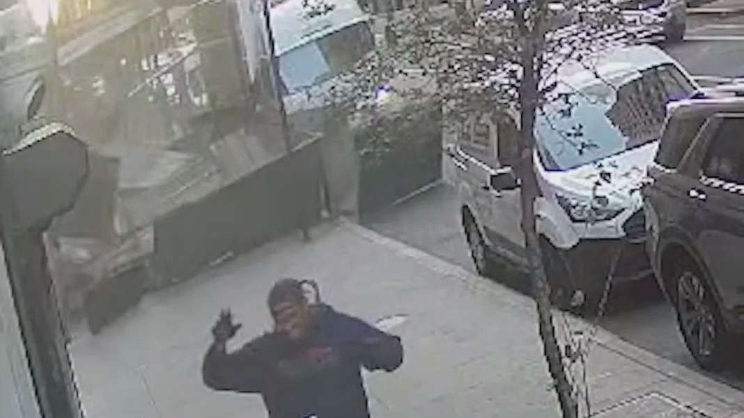 Scaffolding collapse in injures 3, 1 critically