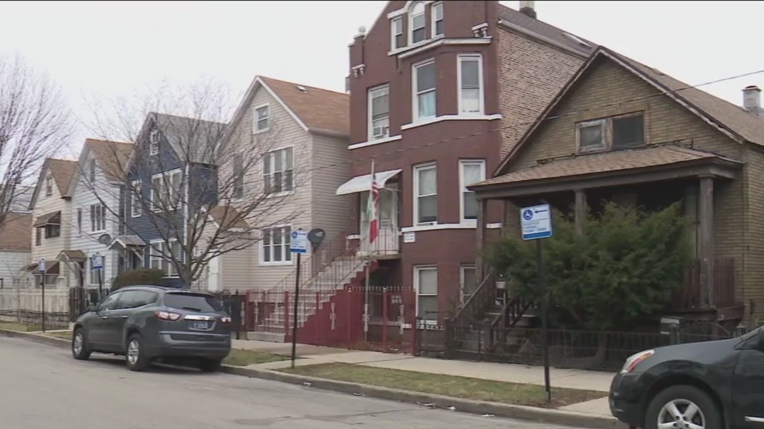 Man with disabilities shot, critically wounded while waiting for bus outside Chicago home