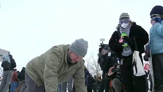 Anti-ICE protesters clash with feds in Minneapolis
