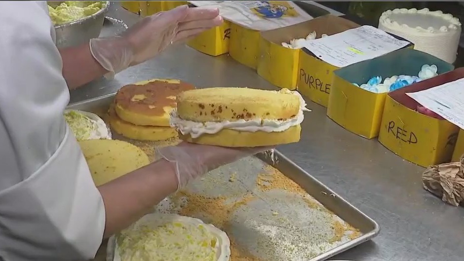 Chicago’s Roeser’s Bakery draws crowds for sweet treats and job openings