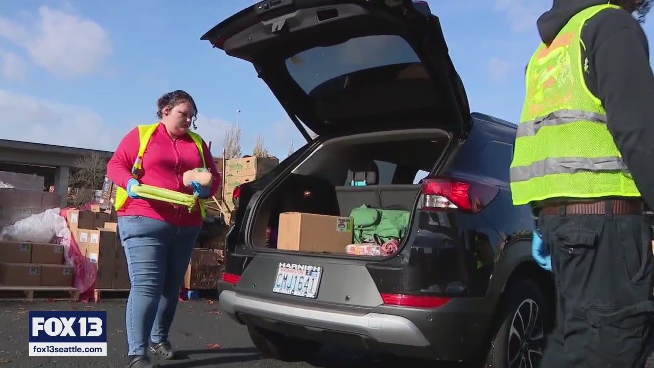Hundreds line up for food in Tacoma ahead of SNAP cuts