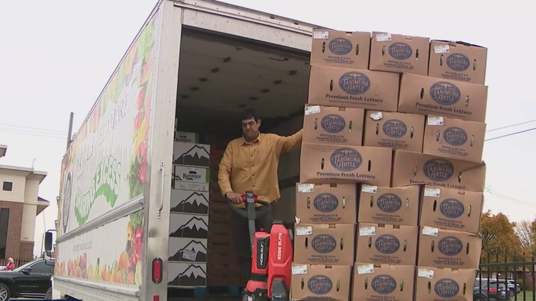 Detroit Mayor helps give out food at food banks amid SNAP uncertainty