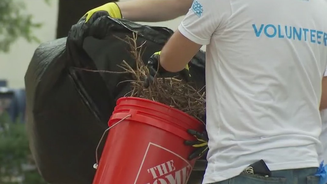 Hospitality employees, volunteers gather to cleanup downtown Austin