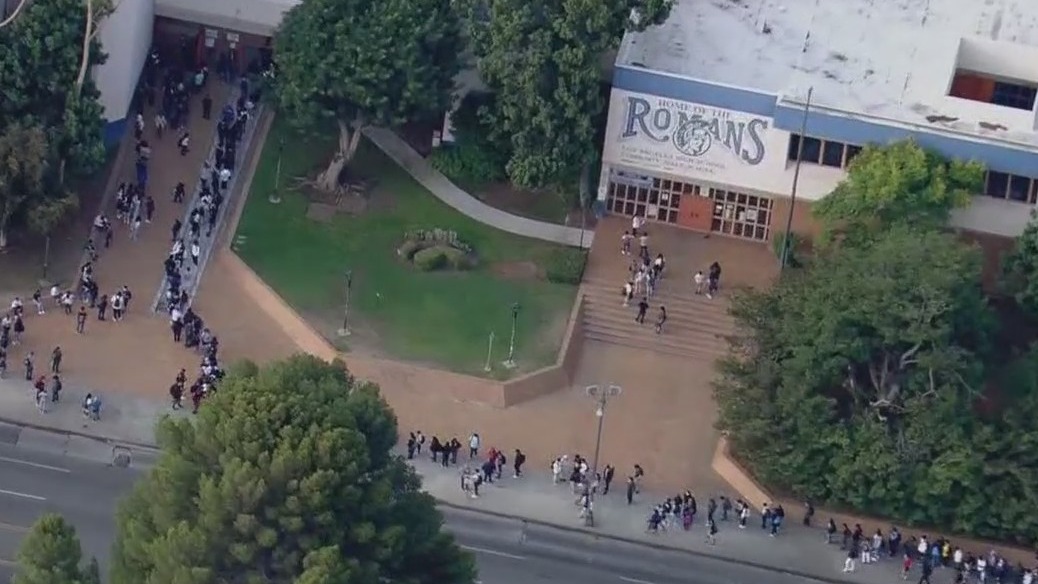 LAUSD Back to School: Students met with long lines