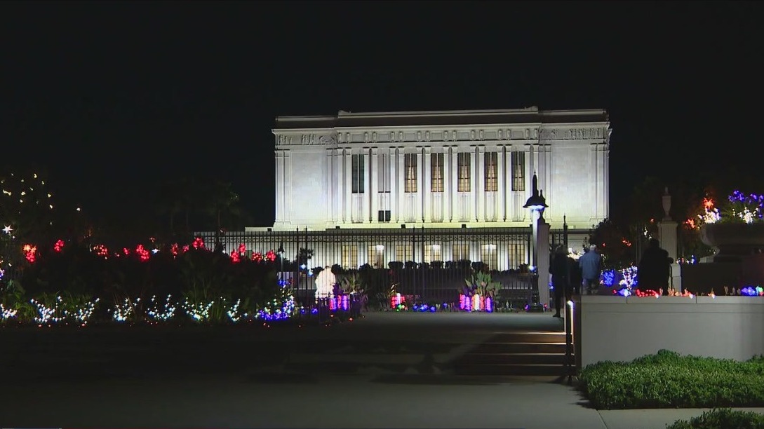 Holiday lights returns to Arizona Mormon temple