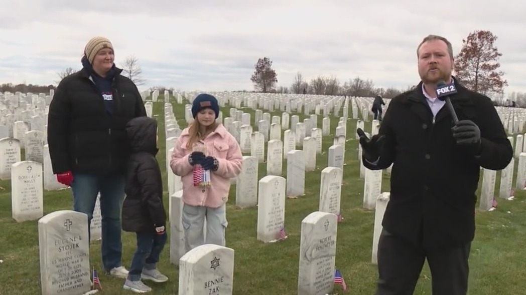 Holly volunteers help save Veterans Day tradition