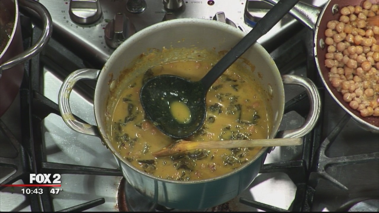 Making vegan Zuppa Toscana soup with Que
