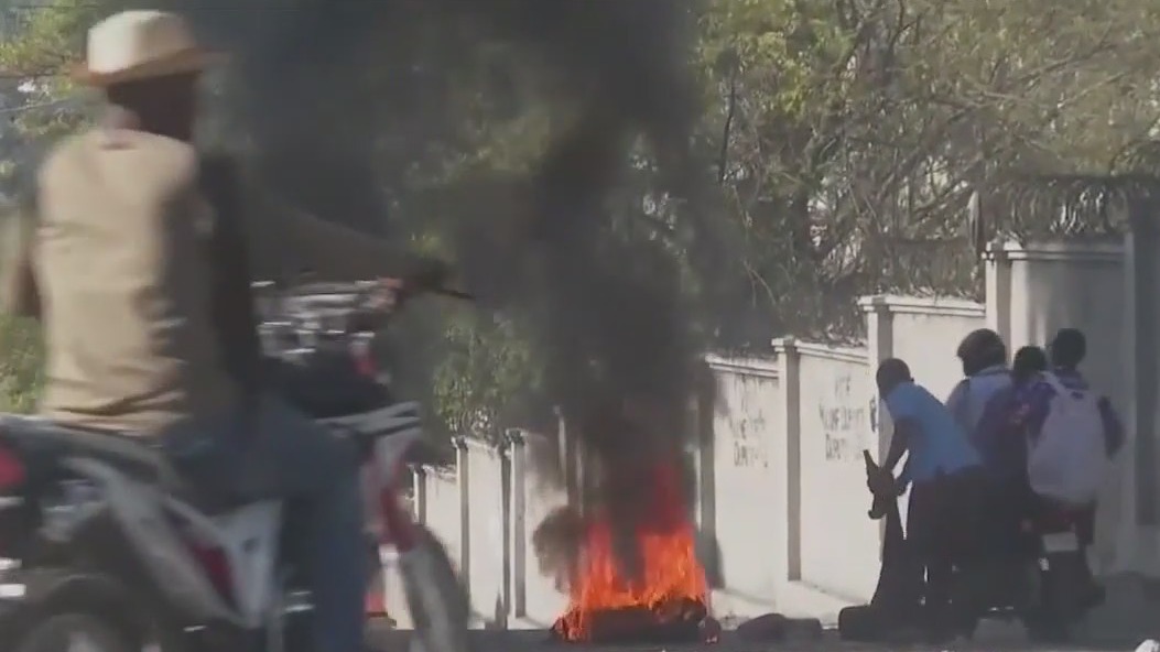 State of Emergency in Haiti: Armed groups burning down police stations, prisoners escape