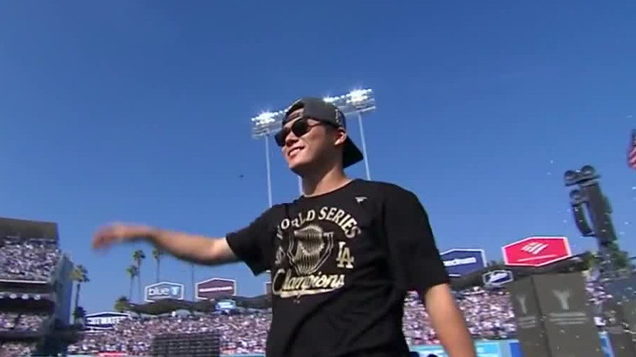 Dodgers arrive at Dodger Stadium for victory rally