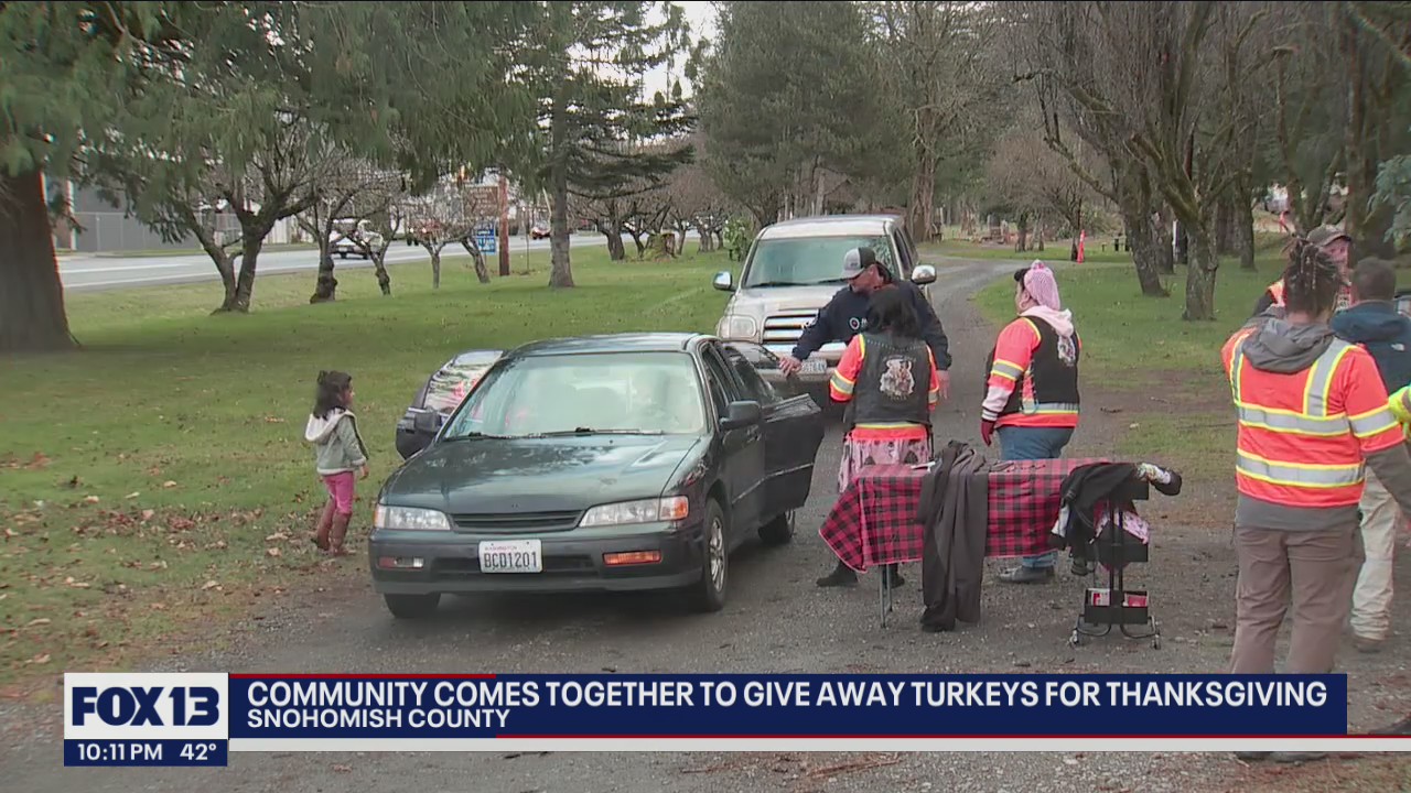 Community comes together to give away turkeys for Thanksgiving