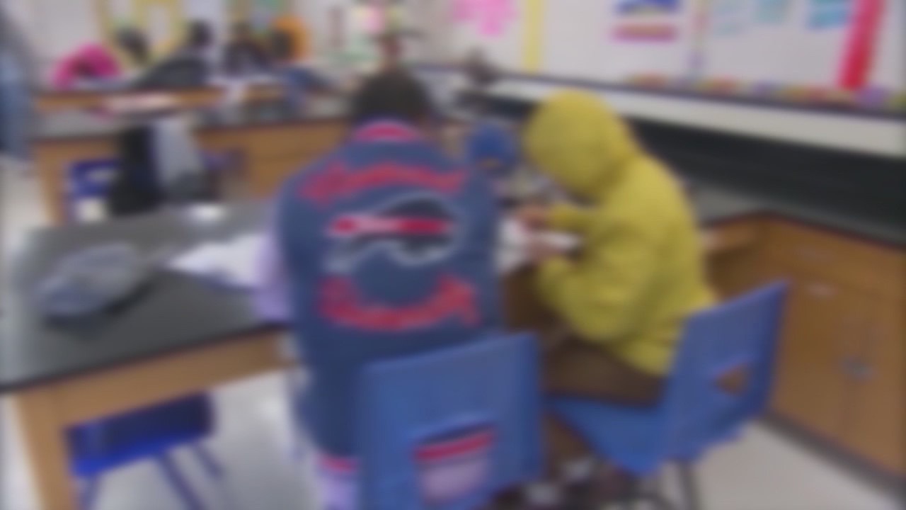 Illinois school districts to reinstate student fees