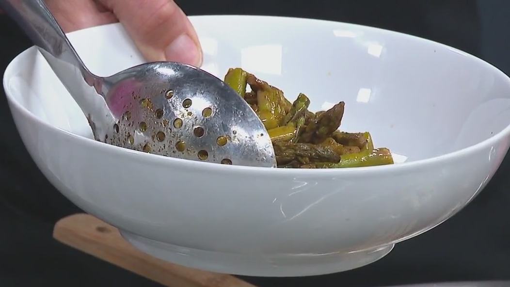 Recipe: Smokey sirloin steak with tomato hummus