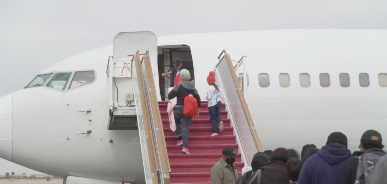 Texas airlifts migrants to sanctuary cities