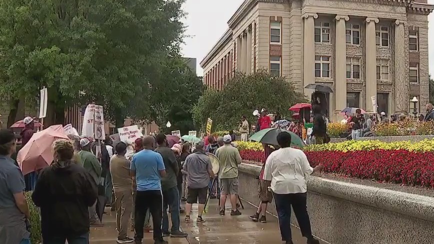 U of M Teamsters workers hold rally over contracts