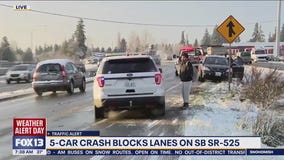 5-car crash blocks lanes in Mukilteo