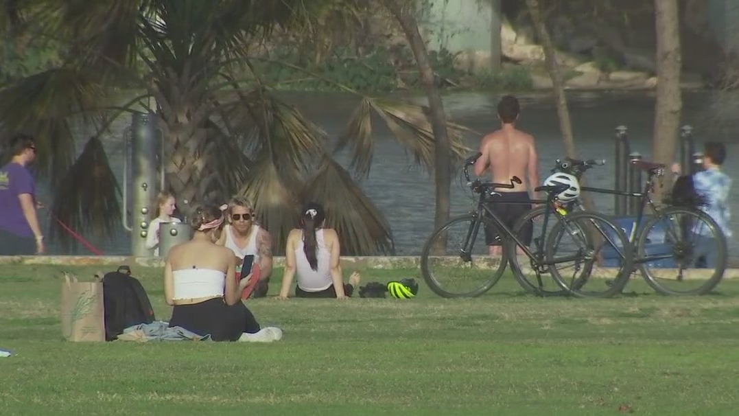 Some Texans still celebrate New Year's Eve despite omicron