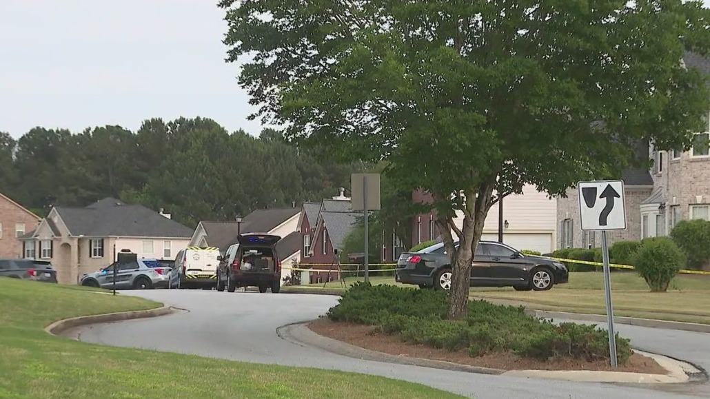 Conyers man shot in home, suspects at-large | FOX 5 Atlanta