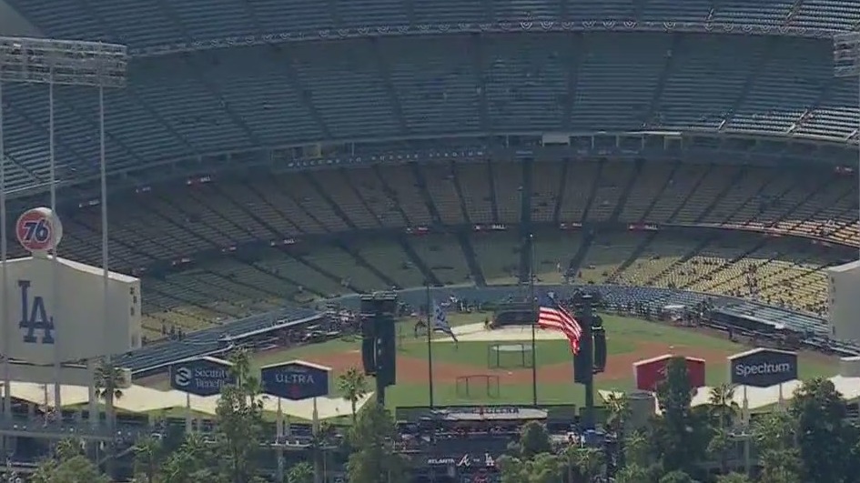 Dodgers looking to sell renaming rights to field