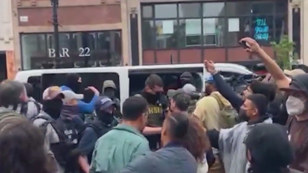 Chicago aldermen question police role in ICE arrests last month