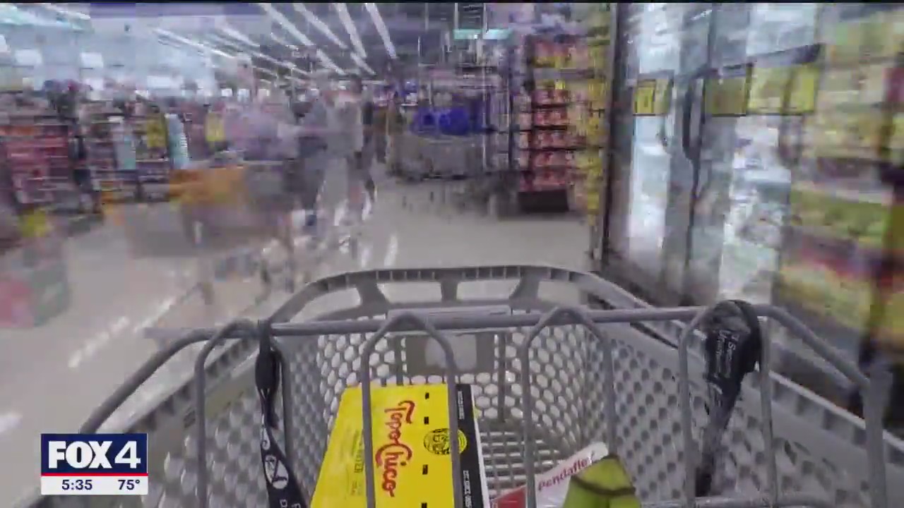 Last minute shoppers brave grocery store crowds