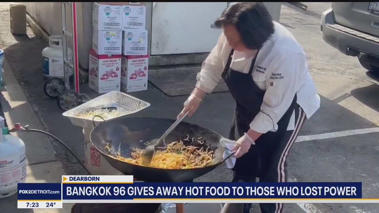 Bangkok 96 donates free Thai meals due to power outage