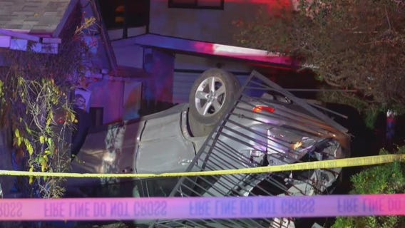 Car crashes into La Ca�ada Flintridge home