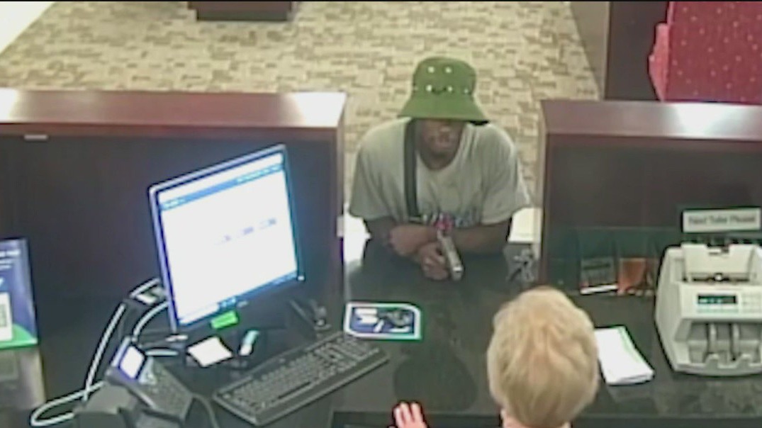 Oak Forest police search for bank robbery suspect | FOX 32 Chicago