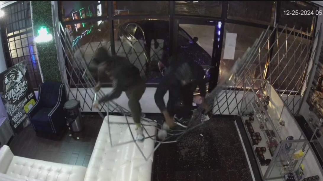 Fort Worth burglars break into smoke shop