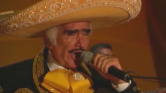 Vicente Fern�ndez honored with street named after him in Pico Rivera