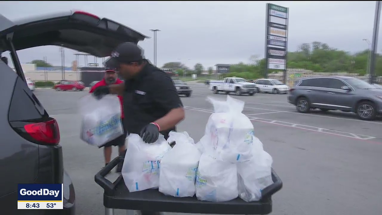 Dallas Mavs team up with Smokey John's Barbecue to deliver meals to healthcare workers