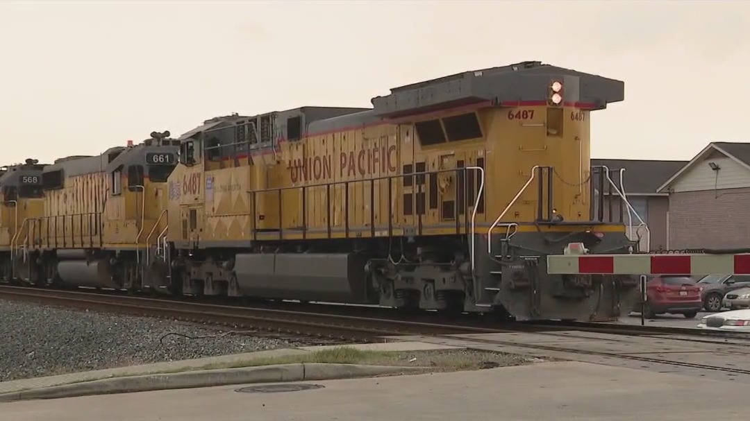 Houston East End residents want stalled trains moving again | FOX 26 ...