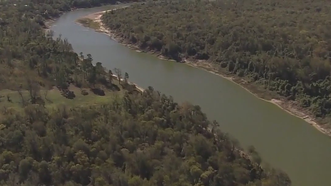 2 teens dead, search continues for missing father in Trinity River