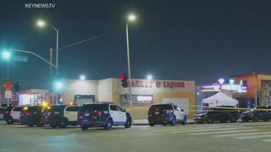 1 killed, 1 wounded outside LA bar