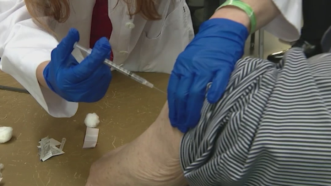 Omicron-targeted booster shots headed to Illinois