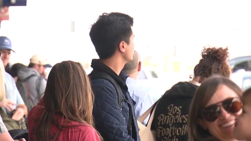 Mad dash to LAX as Thanksgiving weekend wraps up